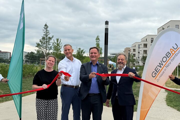 vlnr.: Stadtverordnetenvorsteherin Christine Wagner, Geschäftsführer Gewobau Stephan Burbach, Bürgermeister Dirk Gene Hagelstein, Peter Matteo, Geschäftsführer Groß & Parntner