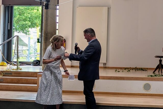 Bürgermeister Dirk Gene Hagelstein überreichte den symbolischen Scheck an Angelika Fischer, staatliches Schulamt für den Landkreis Offenbach