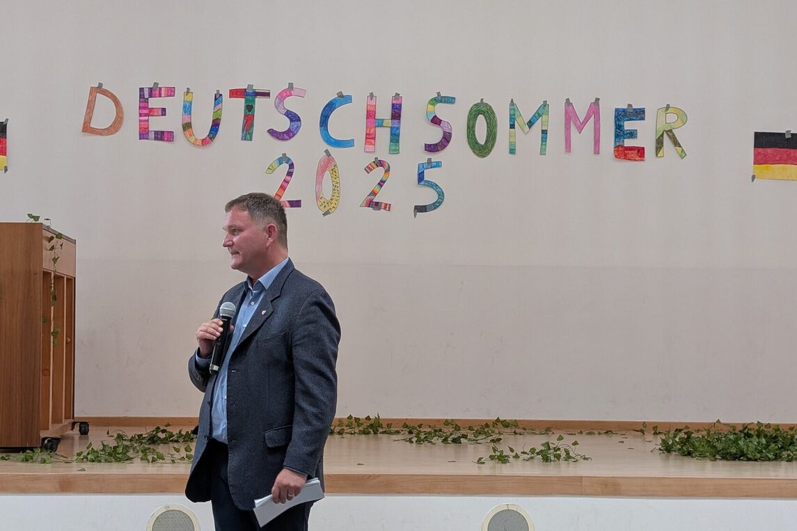 Bürgermeister Dirk Gene Hagelstein bei der Abschlussveranstaltung Deutschsommer 2025 am 24. Juli 2025
