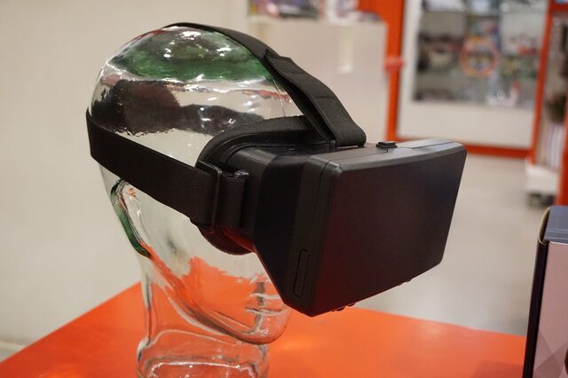 VR Brille auf einem gläsernen Modellkopf