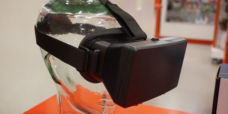 VR Brille auf einem gläsernen Modellkopf