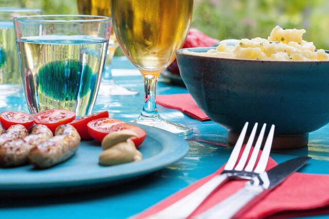 Eine Gartenparty mit gedecktem Tisch