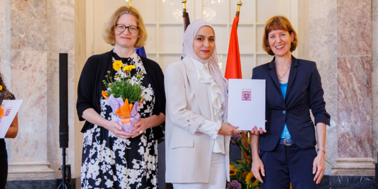 Vlnr.: Staatsekretärin Katrin Hechler, Latifa Al Awik,  Integrationsministerin Heike Hofmann.