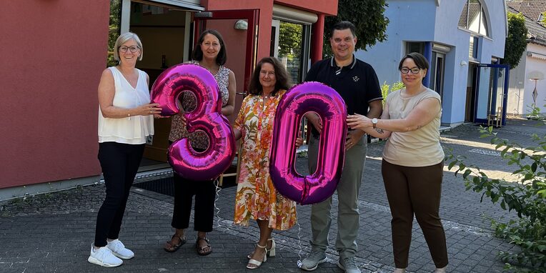 Vlnr. Diana Flucke-Leber (Fachbereichsleitung Kinder), Verena Hammel (Stv. Kitaleitung Eschenweg, Anke Hottmann (Kitaleitung Eschenweg), Erster Stadtrat Stefan Schmitt, Petra Schmidt-Simatovic (Fachberatung)