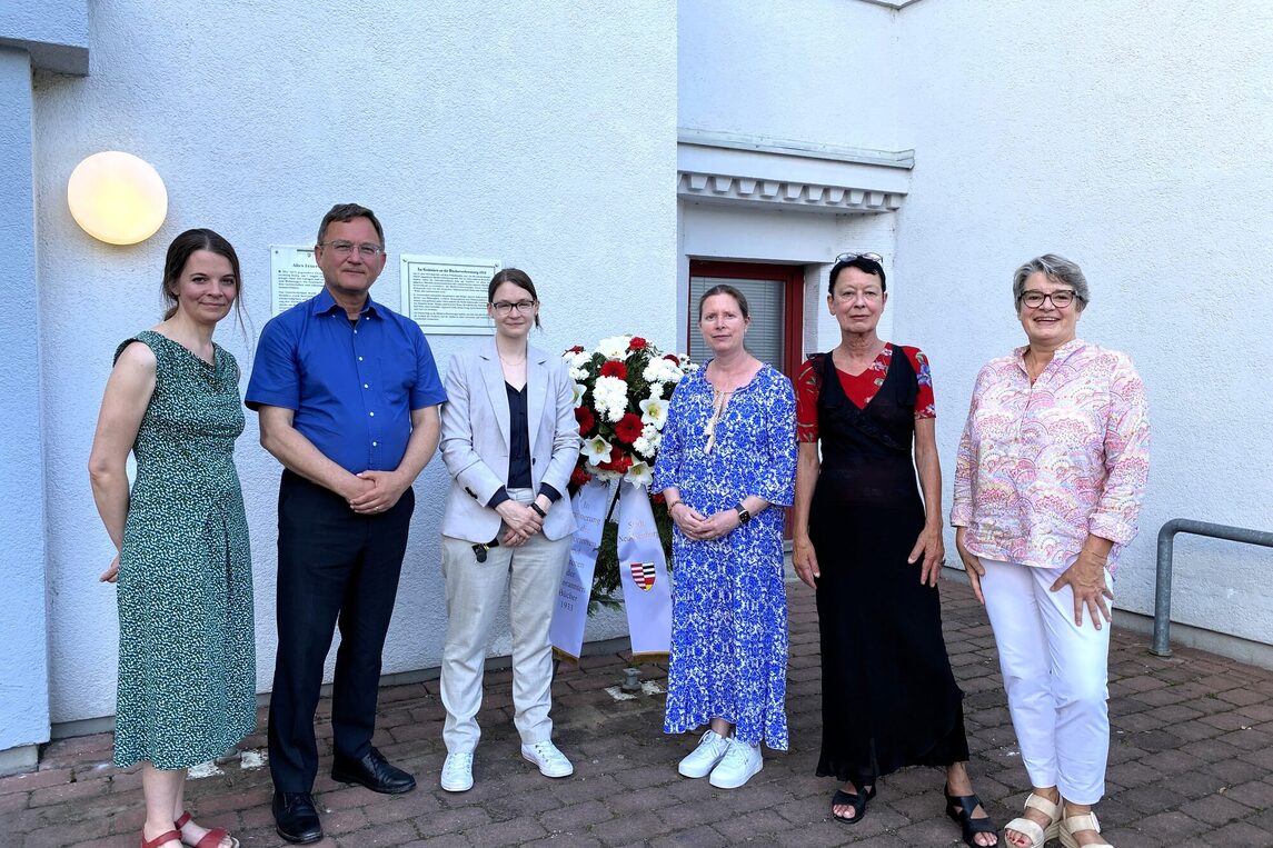 vlnr: Anna Staab, Bürgermeister Dirk Gene Hagelstein, Anna Held, Stadtverordnetenvorsteherin Christine Wagner, Birgit Heuser, Katja Harjes