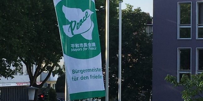 Neu-Isenburg zeigt Flagge gegen Atomwaffen