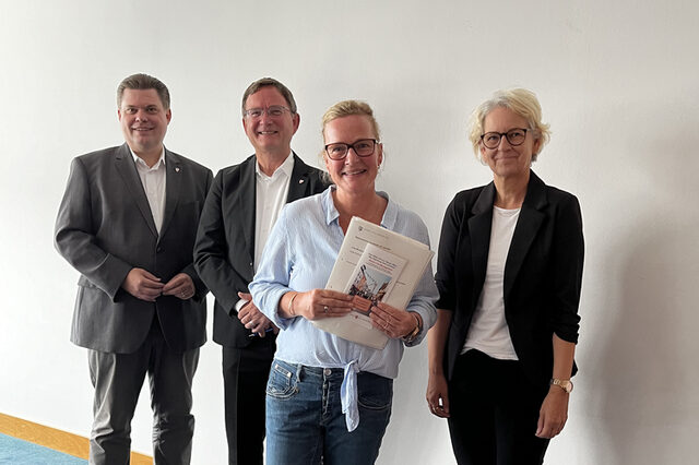 Gruppenfoto: Erster Stadtrat Stefan Schmitt, Bürgermeister Dirk Gene Hagelstein, Birgit Roßkopf und Andrea Quilling