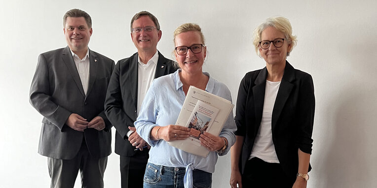 Gruppenfoto: Erster Stadtrat Stefan Schmitt, Bürgermeister Dirk Gene Hagelstein, Birgit Roßkopf und Andrea Quilling