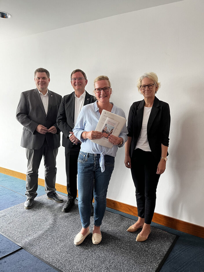 Gruppenfoto: v.l. Erster Stadtrat Stefan Schmitt, Bürgermeister Dirk Gene Hagelstein, Birgit Roßkopf und Andrea Quilling