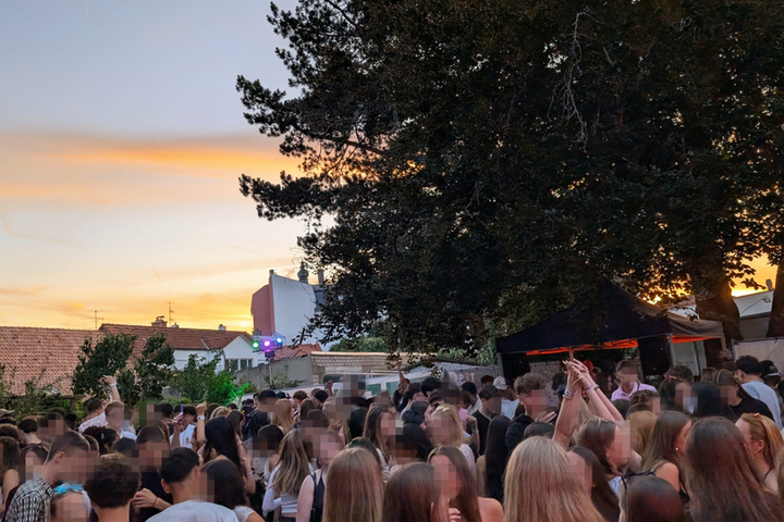 Zahlreich besucht die Party um die Ecke beim Altstadtfest 2025