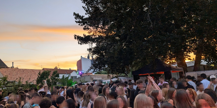 Zahlreich besucht die Party um die Ecke beim Altstadtfest 2025