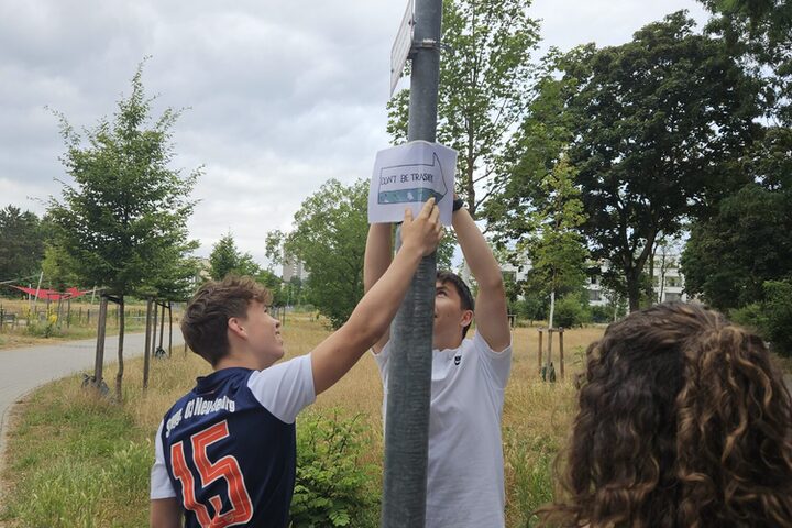 Schüler der Goetheschule beim Anbringen eines Plakates