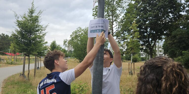 Schüler der Goetheschule beim Anbringen eines Plakates