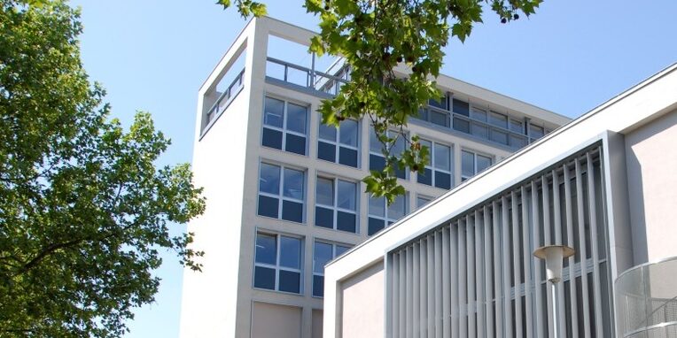 Nordansicht des Rathaus Neu-Isenburg mit Blick auf den Plenarsaal links