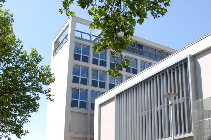 Nordansicht des Rathaus Neu-Isenburg mit Blick auf den Plenarsaal links