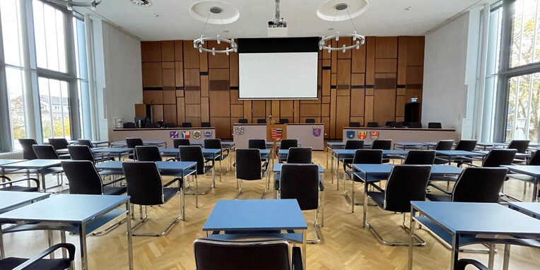 Innenansicht des Plenarsaals im Rathaus Neu-Isenburg