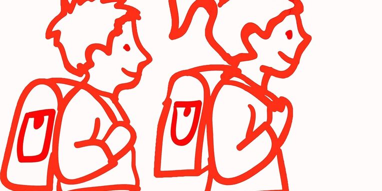 Kinder mit einem Schulranzen auf dem Rücken