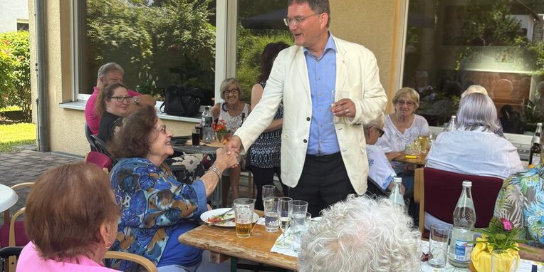 Bürgermeister feiert mit Senioren Sommerfest