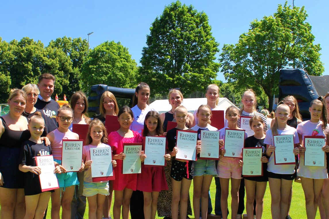 Rhythmische Sportgymnastinnen werden ausgezeichnet