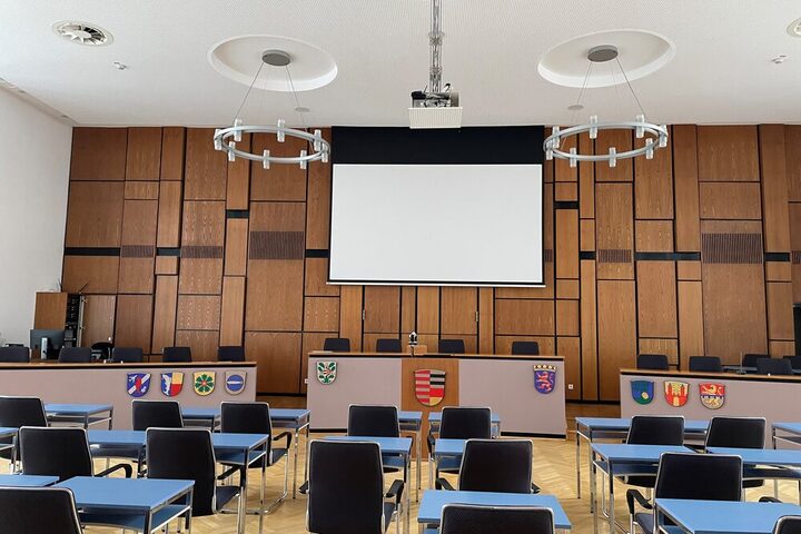 Innenansicht des Plenarssaal im Rathaus Neu-Isenburg