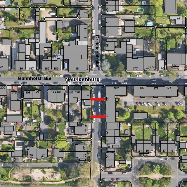 Sperrung der Straße vor den Hausnummern 22-24 (rote Linien im Luftbild)