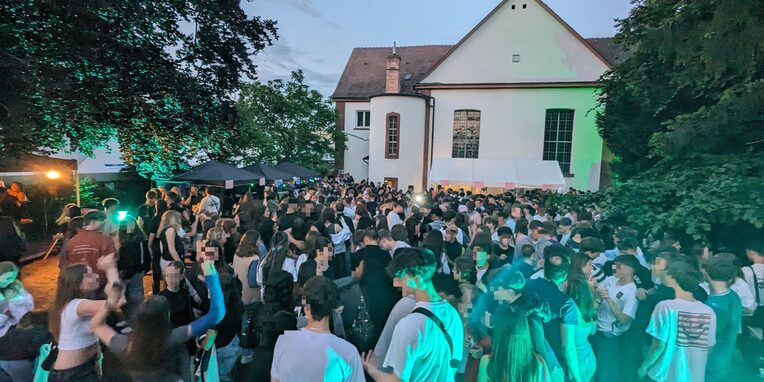 Junge Leute beim Altstadtfest 2024 im Kirchgarten der Evangelisch-Reformierten Gemeinde Am Marktplatz