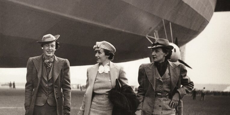Drei Frauen vor Zeppelin