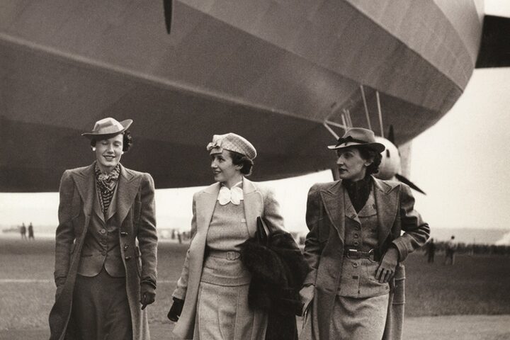 Drei Frauen vor Zeppelin