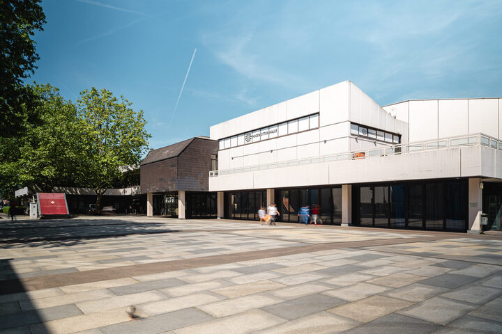 Ansicht vom Rosenauplatz und der Hugenottenhalle