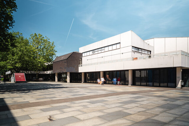 Ansicht vom Rosenauplatz und der Hugenottenhalle