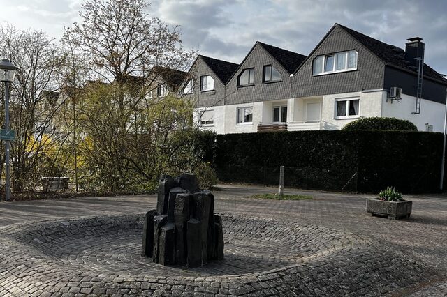 Brunnen aus Basaltstelen am Bertha-Pappenheim-Platz