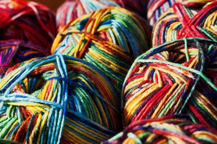 bunte, farbige Wollballen