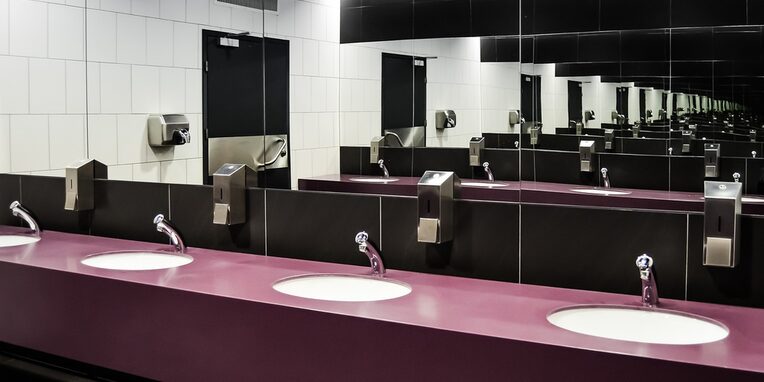 mehrere Waschbecken in einem Toilettenraum