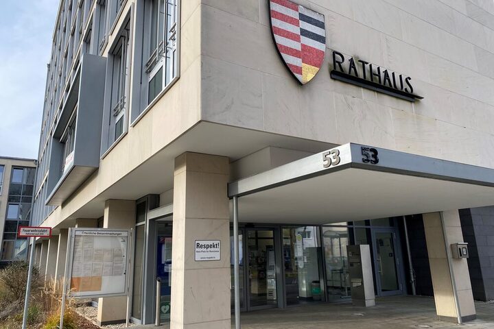 Haupteingang Rathaus Neu-Isenburg in der Hugenottenallee 53