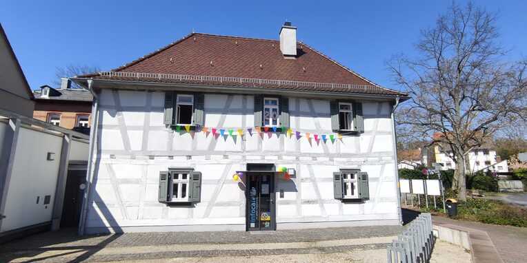 Außenansicht altes Schulhaus in Neu-Isenburg