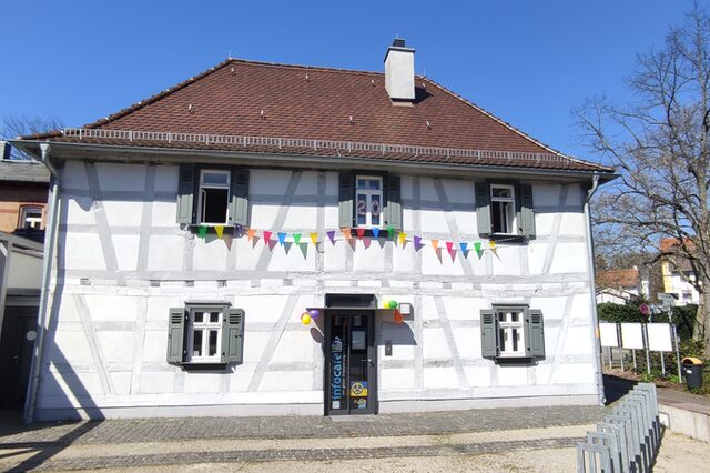 Außenansicht altes Schulhaus in Neu-Isenburg