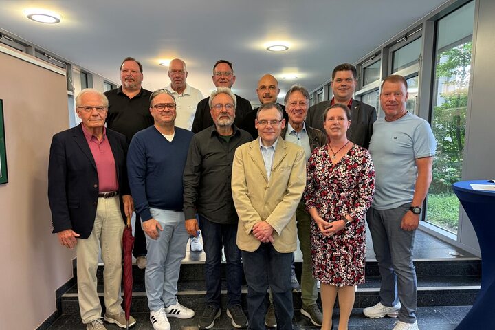 Oben v.l.n.r.: Christian Beck, Jürgen Holzmann (ehem. Vorsitzender), Bürgermeister Dirk Gene Hagelstein, Stefano Greco (Akt. 1. Vorsitzender), Edgar Fischer (Ortsvorsteher Gravenbruch), Erster Stadtrat Stefan Schmitt, Peter Hoffmann (ehem. Aufstiegstrainer und Spieler) Unten: Herbert Hunkel, Thomas Stein (ehem. Vorsitzender), Günther Marx (Ehrenvorsitzender), Stadtarchivar Andreas Greim, Stadtverordnetenvorsteherin Christine Wagner.