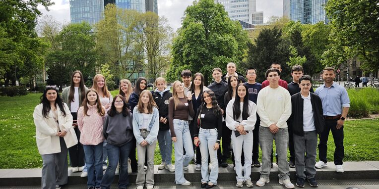 24 Schülerinnen und Schüler der Brüder-Grimm-Schule während des Projekts „Skills & Go“ in den hessischen Osterferien.
