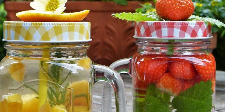 Gläser, Wasser, Frucht.