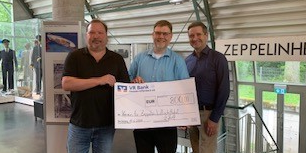 Vorsitzende des Vereins für Zeppelin-Luftschifffahrt e.V., Jens Schenkenberger, Vorstandsmitgliedern Christian Beck (links) und Michael Blatz (rechts) bei der Scheckübergabe