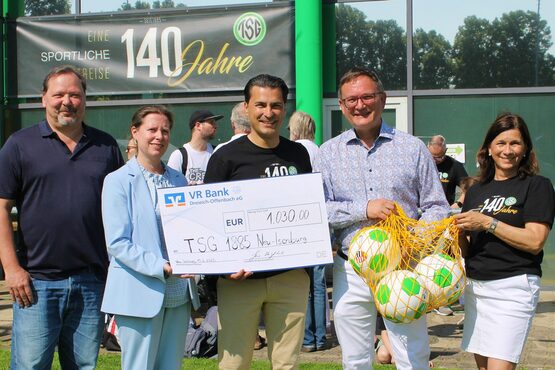 Vlnr: Christian Beck, Dezernent für Sport, Stadtverordnetenvorsteherin Christine Wagner, Alfonso Barrui (Vorsitzender TSG 1885 e.V.), Bürgermeister Dirk Gene Hagelstein, Sylvia Hoeser (TSG) bei der Scheckübergabe.