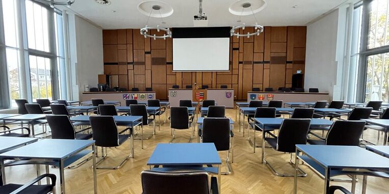 Innenansicht Plenarsaal im Neu-Isenburger Rathaus