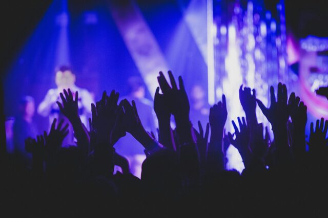 Viele Hände werden beim Musikhören in die Höhe gestreckt