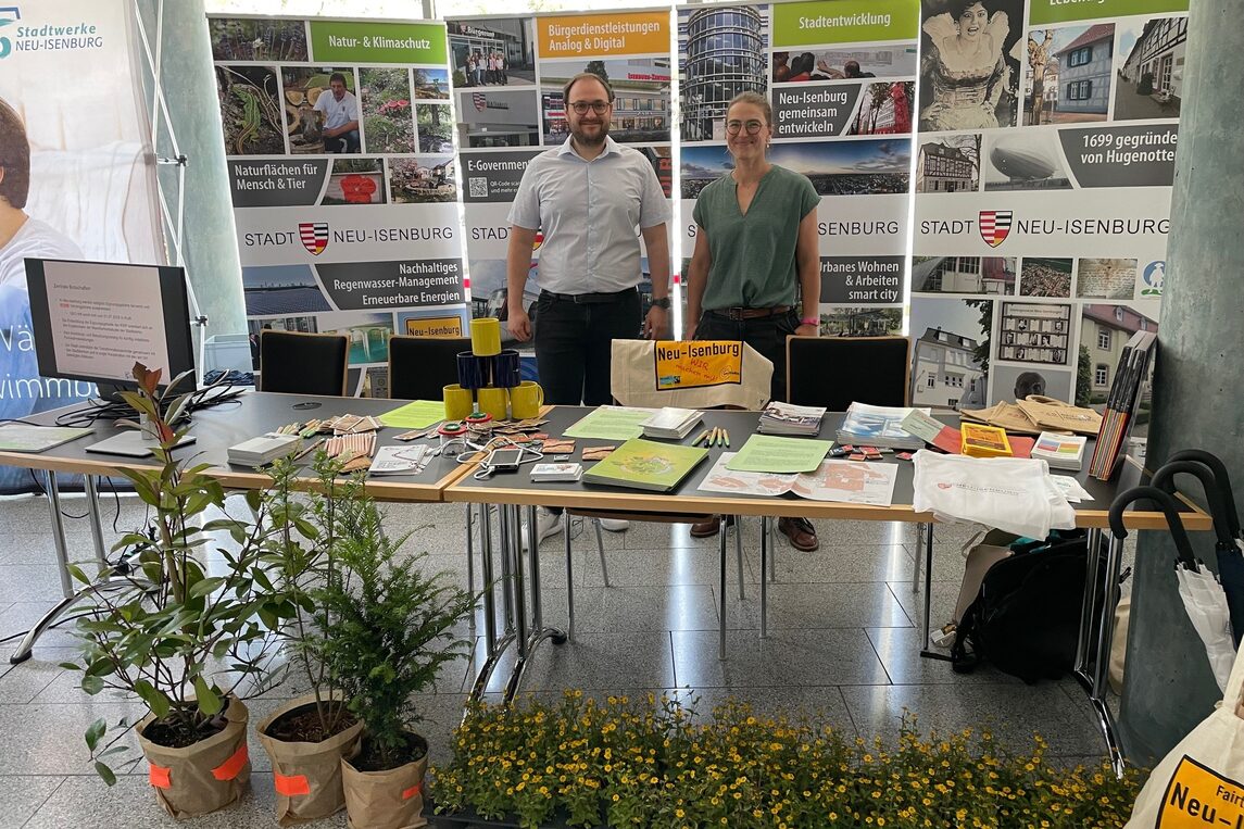 Klimaschutzmanager Sebastian Golinski und Biologin Dr. Ellen Pflug am Stand der Stadt Neu-Isenburg