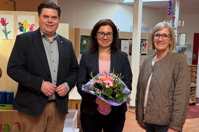 Vlnr. Erster Stadtrat Stefan Schmitt, Kita-Leiterin Tsvetina Kostadinova und Diana Flucke-Leber (Fachbereichsleiterin Kinder)