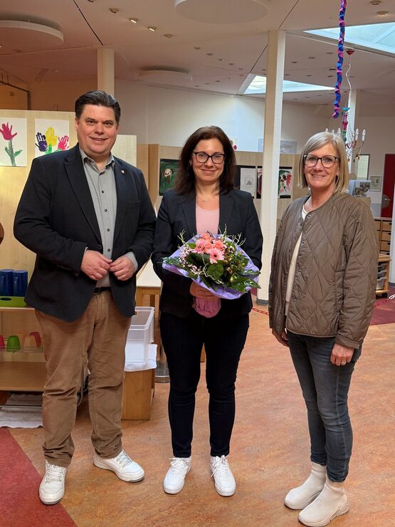 Vlnr. Erster Stadtrat Stefan Schmitt, Kita-Leiterin Tsvetina Kostadinova und Diana Flucke-Leber (Fachbereichsleiterin Kinder)