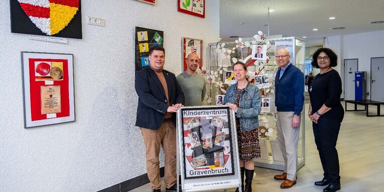 (v.l.) Stefan Schmitt (Erster Stadtrat Neu-Isenburg), Denis Dörschug (Leiter des WaldSchwimmbads), Christine Wagner (Stadtverordnetenvorsteherin Neu-Isenburg), Kirk Reineke (Geschäftsführer der Stadtwerke Neu-Isenburg) und Sylvia Tornow (KIZ Ludwig-Uhland-Schule) freuen sich über die kreativen Werke der Kinder aus dem KIZ Gravenbruch, die im Rahmen der Ausstellung „Auf den Spuren der Hugenotten“ seit Anfang Februar im WaldSchwimmbad zu sehen sind.