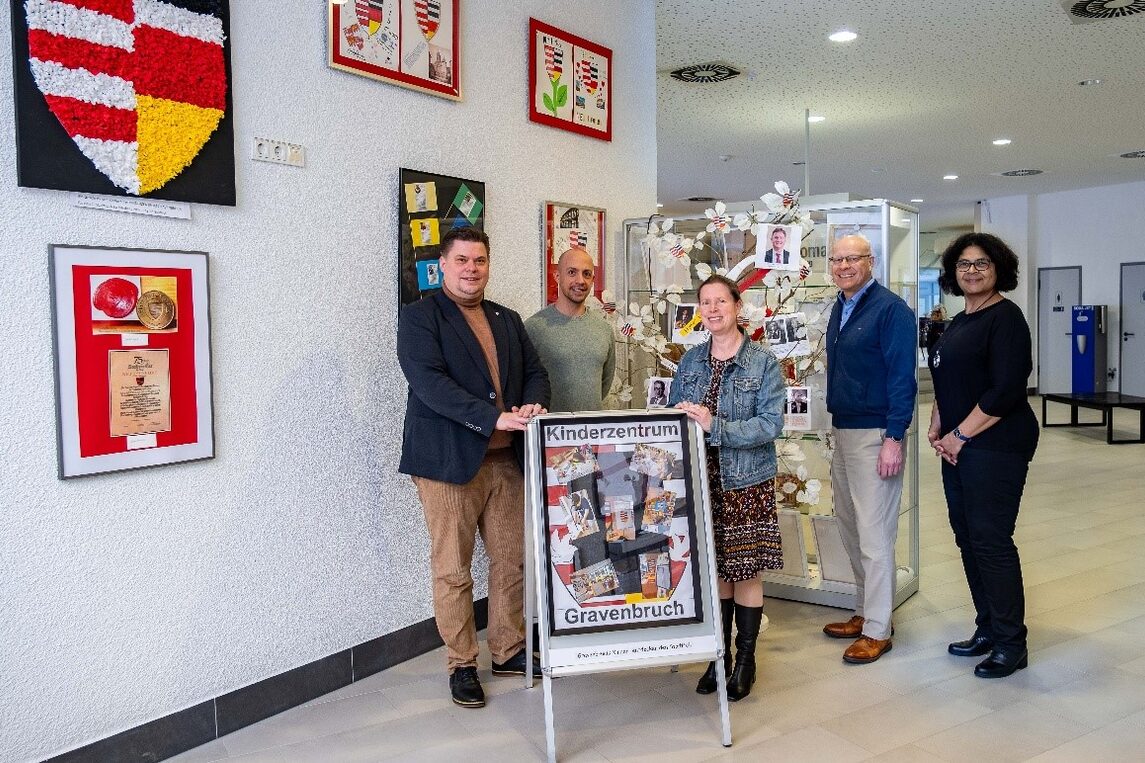 (v.l.) Stefan Schmitt (Erster Stadtrat Neu-Isenburg), Denis Dörschug (Leiter des WaldSchwimmbads), Christine Wagner (Stadtverordnetenvorsteherin Neu-Isenburg), Kirk Reineke (Geschäftsführer der Stadtwerke Neu-Isenburg) und Sylvia Tornow (KIZ Ludwig-Uhland-Schule) freuen sich über die kreativen Werke der Kinder aus dem KIZ Gravenbruch, die im Rahmen der Ausstellung „Auf den Spuren der Hugenotten“ seit Anfang Februar im WaldSchwimmbad zu sehen sind.