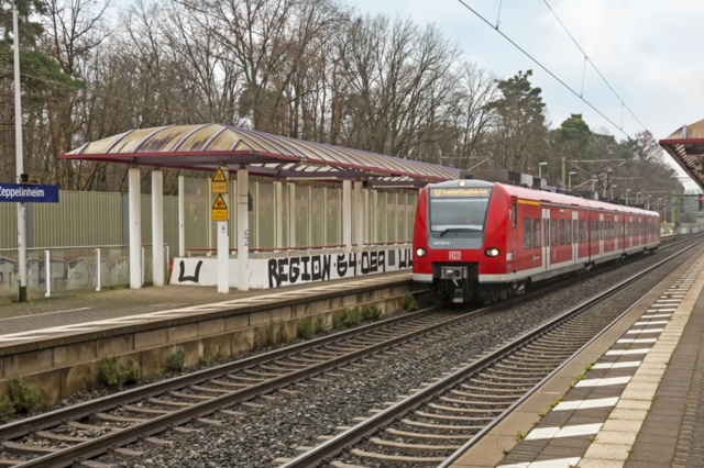 Eine SB-Bahn hält am Bahnhof Zeppelinheim