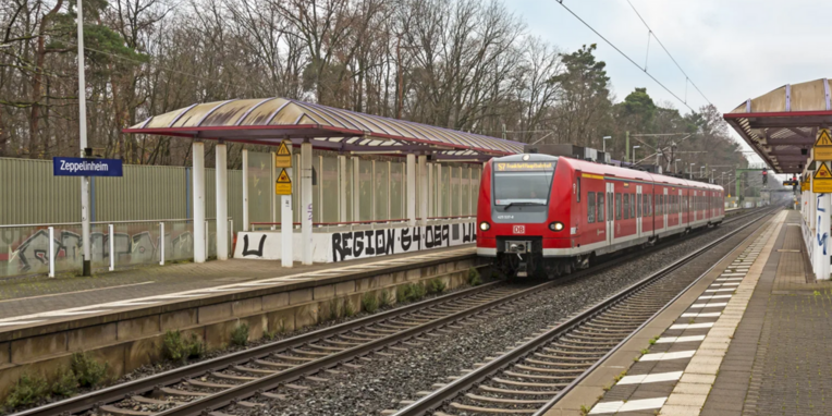 Eine SB-Bahn hält am Bahnhof Zeppelinheim